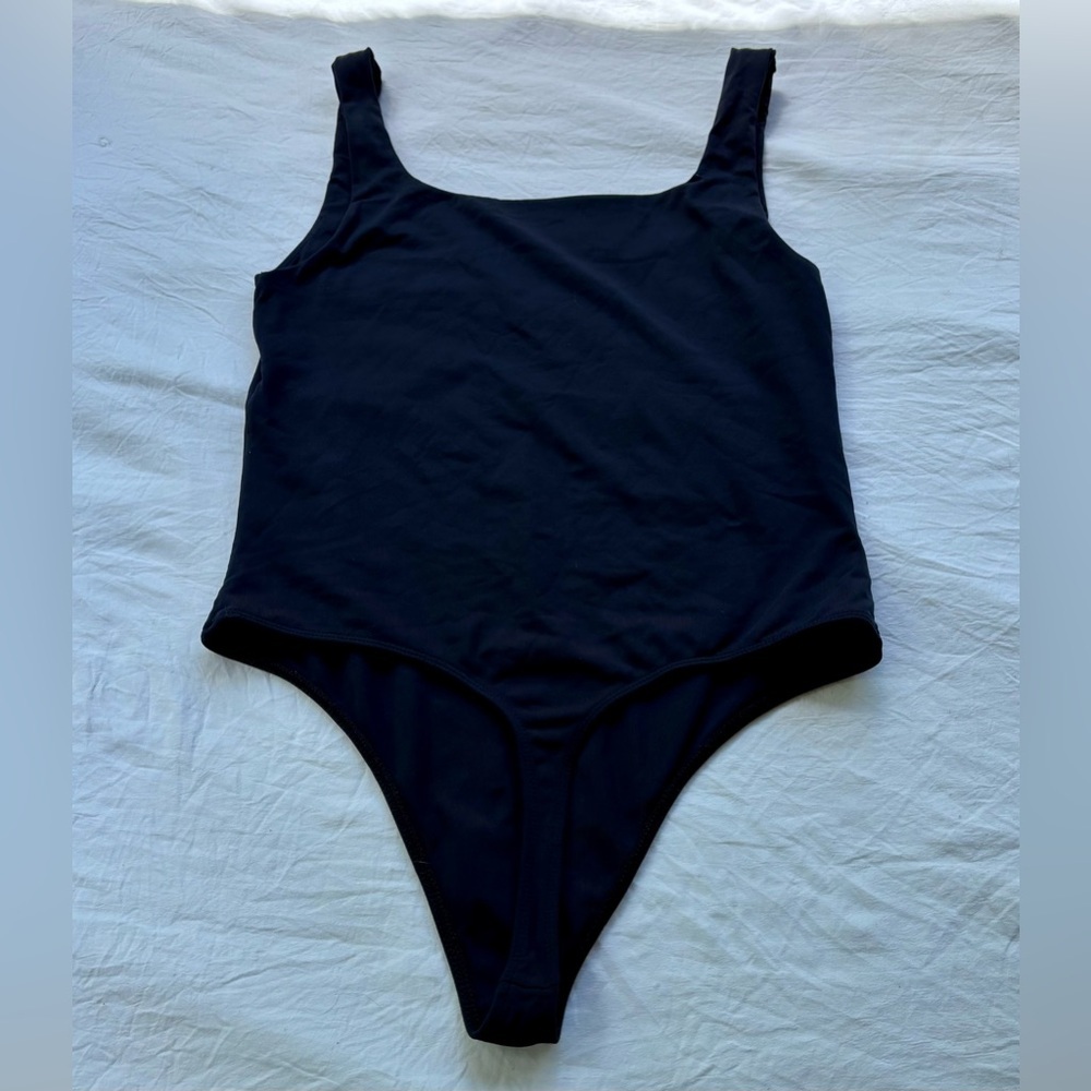 ⭐️Aritzia Babaton Casual Contour Squareneck Soft Thong Bodysuit Black Size Lg⭐️ - Picture 4 of 12
